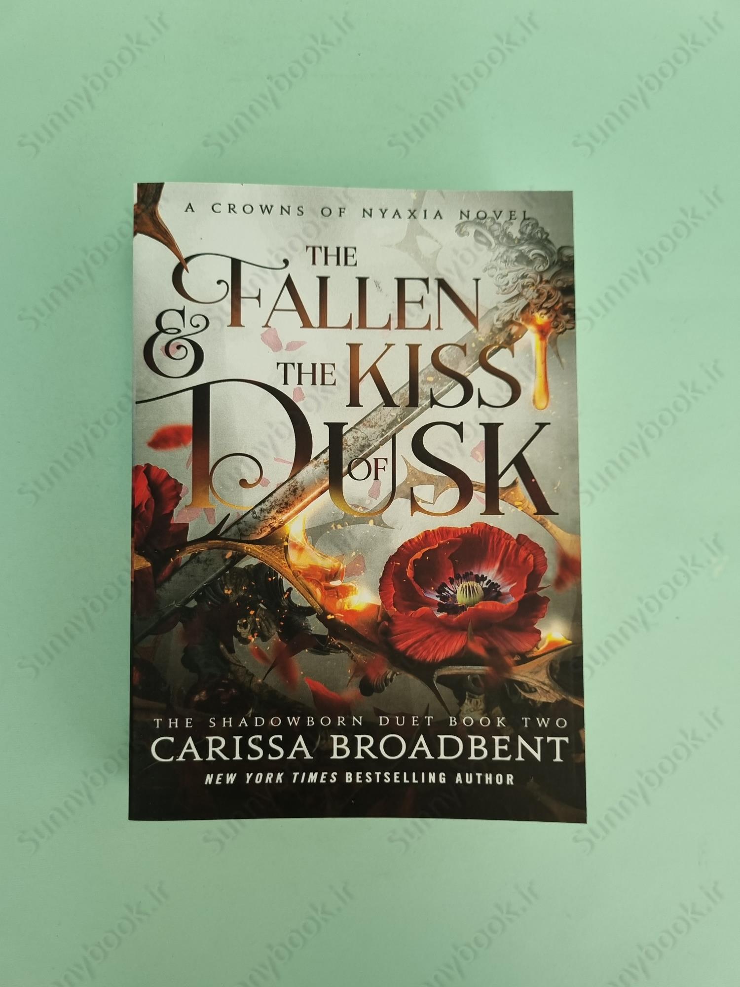 The Fallen and the Kiss of Dusk (Crowns of Nyaxia Book 4) main 1 2