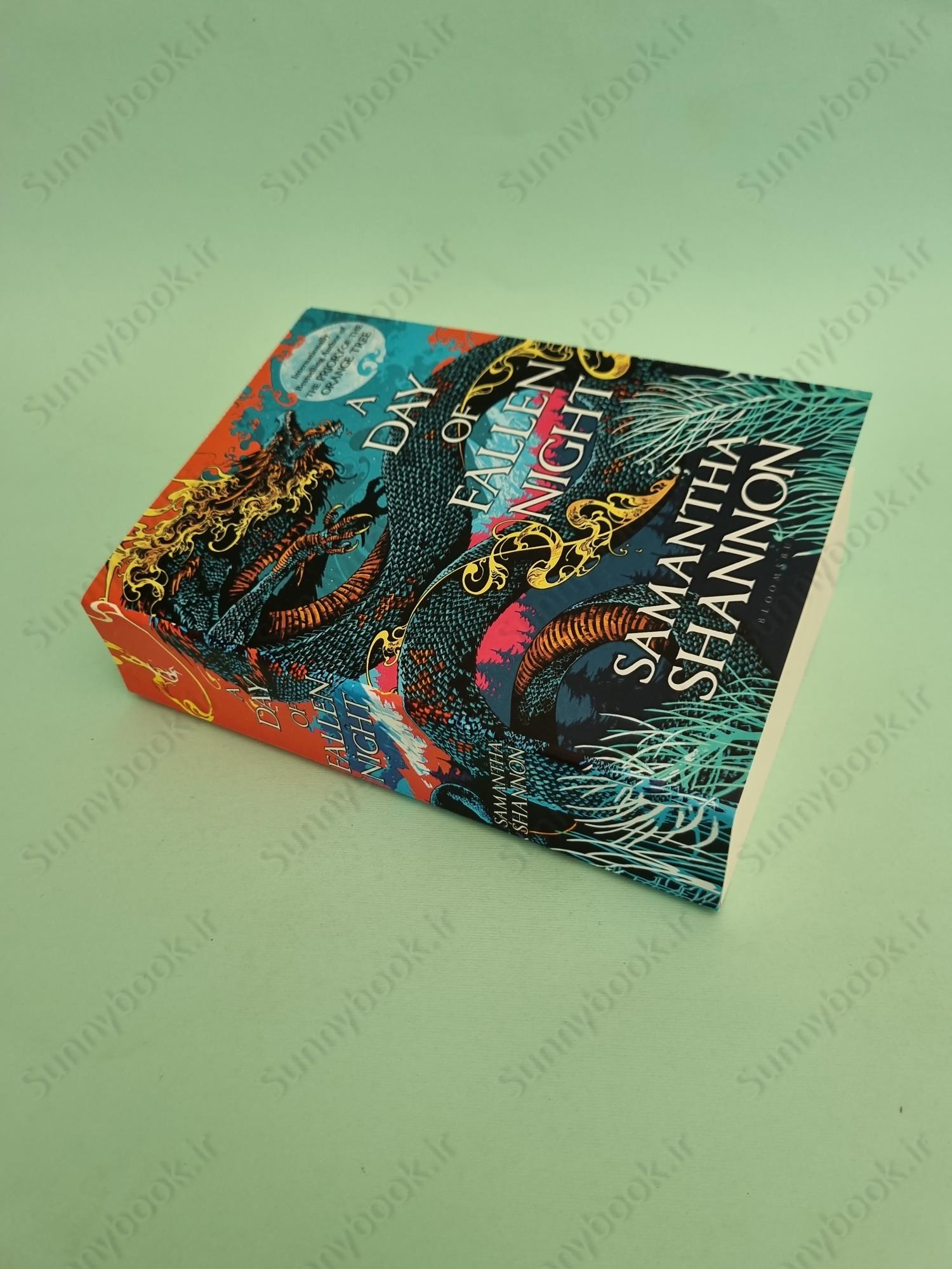 A Day of Fallen Night (The Roots of Chaos 2) main 1 3