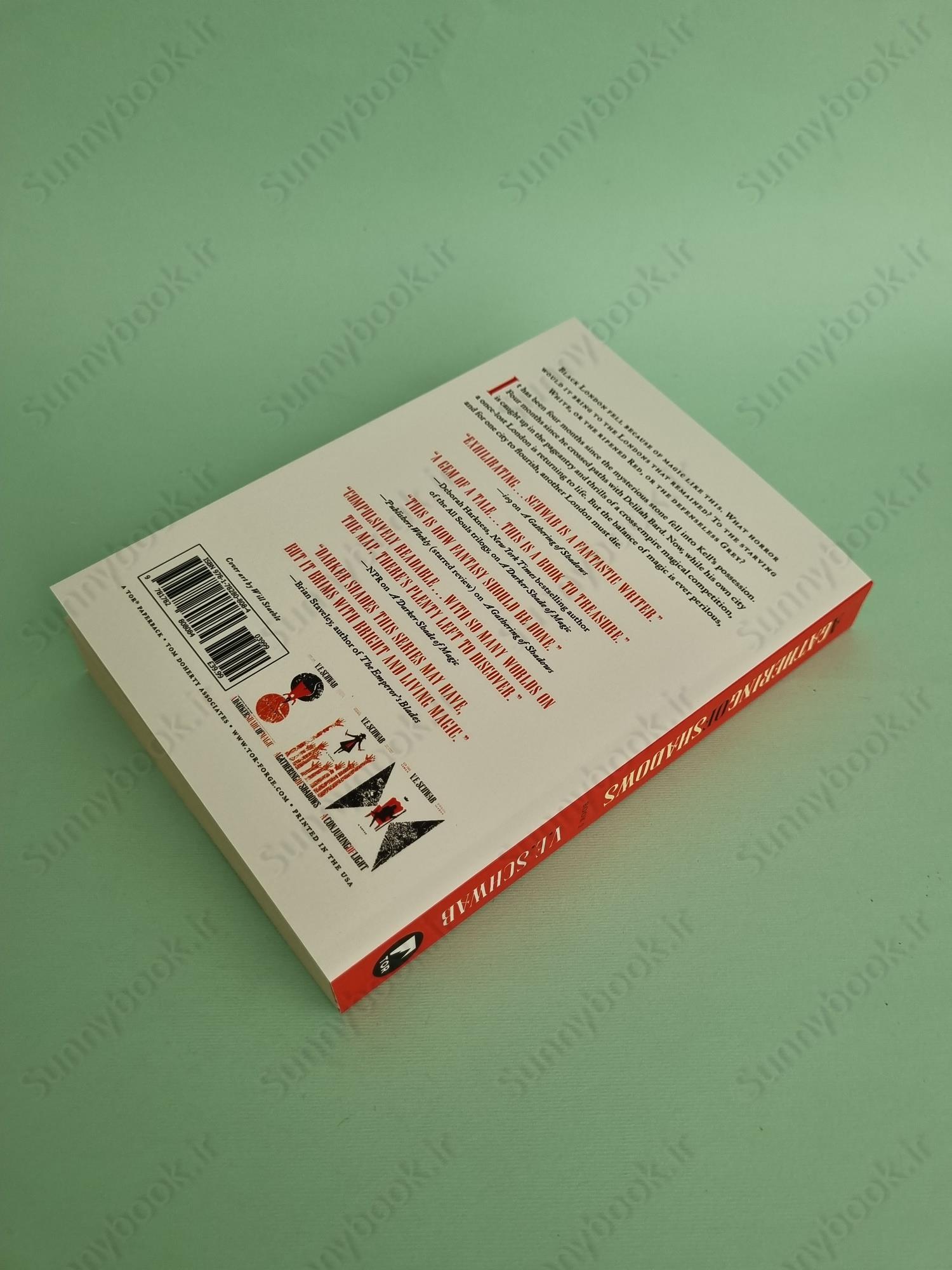 A Gathering of Shadows (Shades of Magic 2) main 1 4