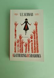 A Gathering of Shadows (Shades of Magic 2) thumb 1 2