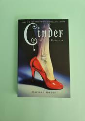 Cinder (The Lunar Chronicles 1) thumb 1 2